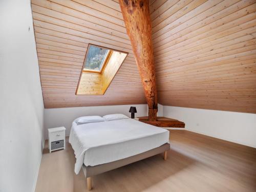 - une chambre avec un lit et un plafond en bois dans l'établissement Casa Cattaneo, à Faido