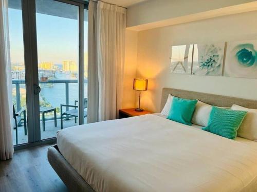 Un dormitorio con una cama grande y una ventana grande. en Miami Beach 1 Bedroom w Pool 1109A, en Hallandale Beach