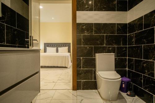 un bagno con servizi igienici in una camera con un letto di Holiday Home in São Tomé a São Tomé