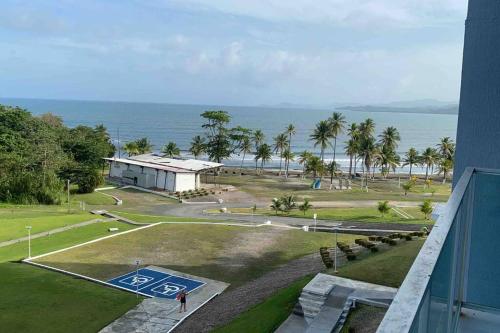 ein Gebäude mit Blick auf einen Park und das Meer in der Unterkunft Bala Beach Paradise 1-bedroom Fully Equipped apt. in Colón