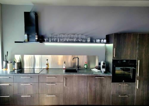 une cuisine avec un évier et un micro-ondes dans l'établissement AK Rentals, with hot tubs, à Akureyri