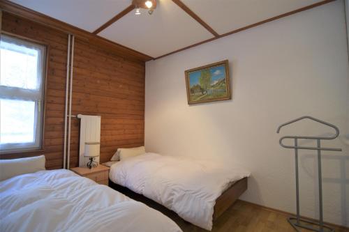 1 dormitorio con 2 camas y una foto en la pared en Haus Viols 46, en Savognin