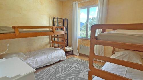 En eller flere senge i et værelse på Villa Armalac