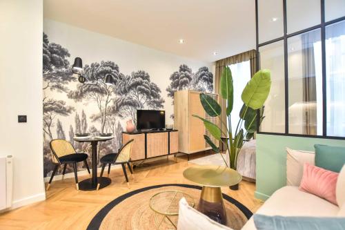 un salon avec une fresque d'arbres sur le mur dans l'établissement Cosy apartment - 1BR-3P - Rue du Bac, à Paris