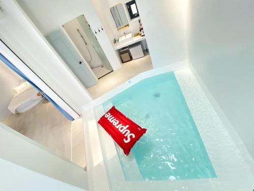 a tub with a cocacola bag in the water at Sea Shore Hotel in Manzhou