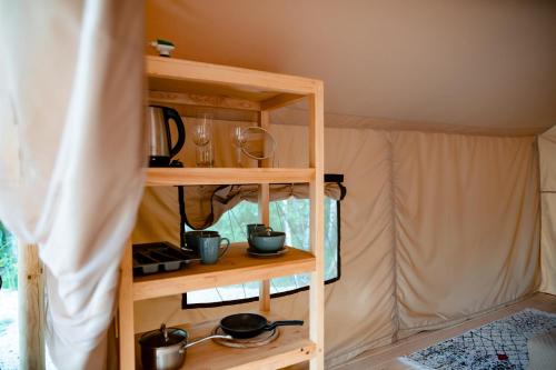ein Zimmer in einem Zelt mit einem Regal in der Unterkunft Glamping Mandra Kanev in Leplyavo
