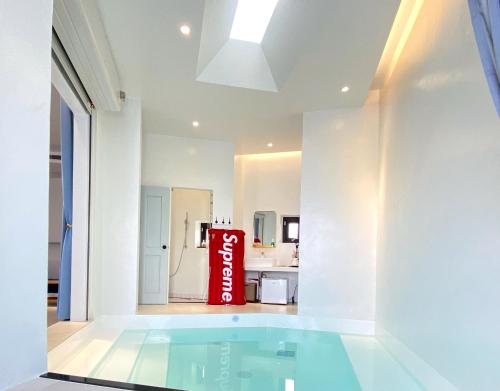a room with a swimming pool in a house at Sea Shore Hotel in Manzhou