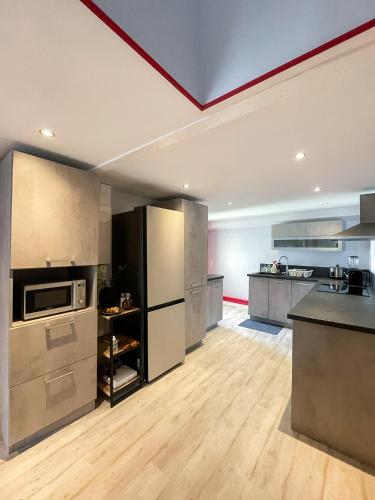 Il comprend une grande cuisine avec des appareils en acier inoxydable et du parquet. dans l'établissement A1 Champagne Loft - 105 m2 6 personnes - Place de la République - Châlons en Champagne, à Châlons-en-Champagne