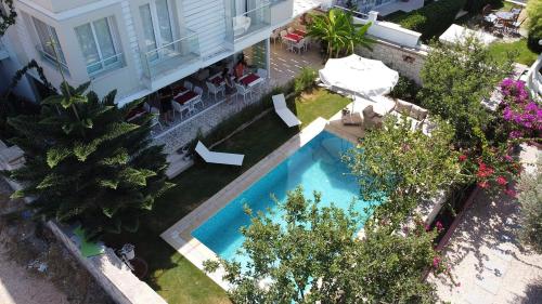 una vista aérea de una piscina frente a una casa en Lara Ilica Hotel en Cesme