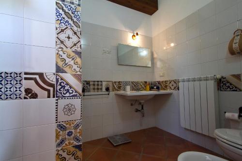 y baño con aseo y lavamanos. en Casale Colomba, en Buseto Palizzolo