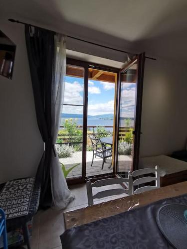 Apartmán s terasou a výhledem na jezero Lipno