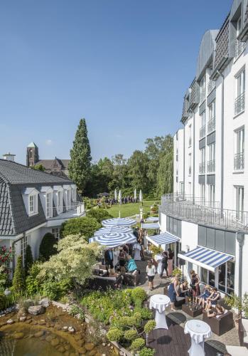 a view of the courtyard of a hotel at Hotel Residenz in Bocholt