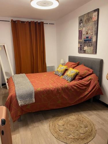 フィガリにあるVILLA EDENのベッドルーム1室(オレンジのシーツと枕が備わるベッド1台付)