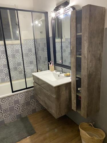 W łazience znajduje się umywalka i lustro. w obiekcie VILLA EDEN w mieście Figari
