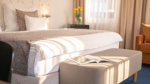 Postel nebo postele na pokoji v ubytování Hotel Savoy Špindlerův Mlýn