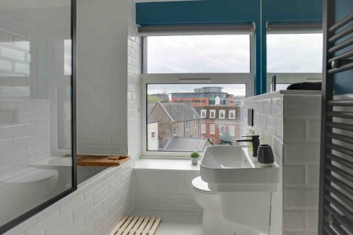 Bilik mandi di New London Life Executive Apartments