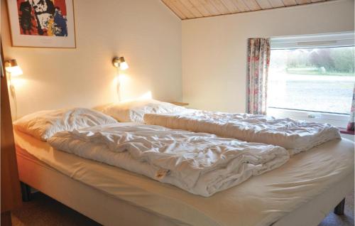 オテルプにあるAmazing Home In Otterup With 4 Bedrooms, Sauna And Indoor Swimming Poolのベッドルーム1室(ベッド2台、窓付)