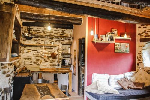 ein Wohnzimmer mit roten Wänden und einem blauen Sofa in der Unterkunft il Bosco in Roccaforte Mondovì