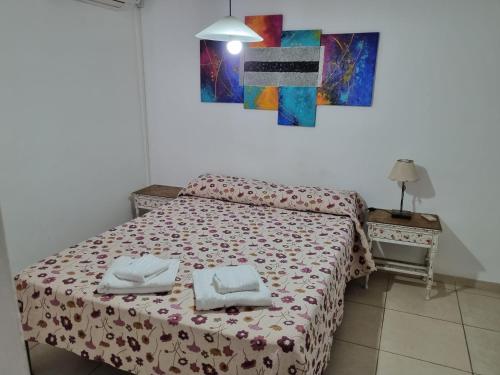 1 dormitorio con 1 cama con 2 toallas en Departamento Mendoza Olascoaga 2 en Mendoza