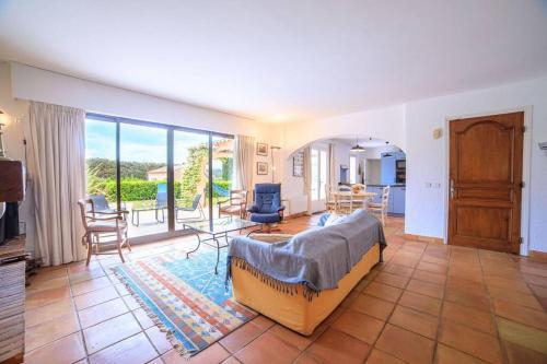 une chambre avec un lit et un salon dans l'établissement Villa les lauriers - domaine des lauriers by Halldis, à Valbonne