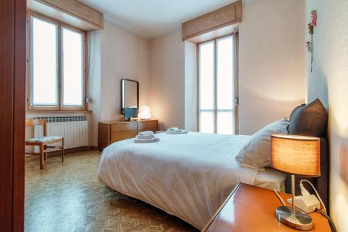 - une chambre avec un lit et une table avec une lampe dans l'établissement Grand Maison, à Côme