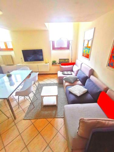 a living room with a couch and a table at Old Town Apartment with Terrace - Live Love Lake in Peschiera del Garda