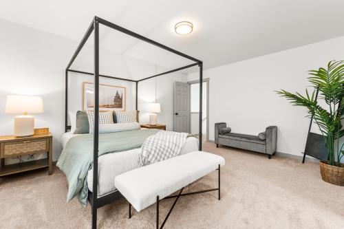 een slaapkamer met een hemelbed en een plant bij High End Townhome Near Pdx in Battle Ground