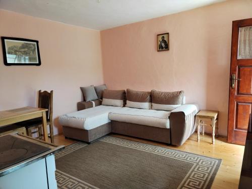 sala de estar con sofá y mesa en Zelene Kućice, en Križevac