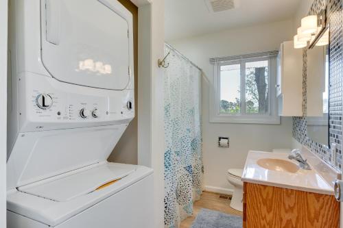 La salle de bains blanche est pourvue d'un lavabo et de toilettes. dans l'établissement The View - Waterfront Lake Anna Home with Dock!, à Bumpass