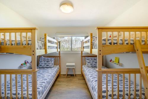 Cette chambre comprend 2 lits superposés et une fenêtre. dans l'établissement The View - Waterfront Lake Anna Home with Dock!, à Bumpass