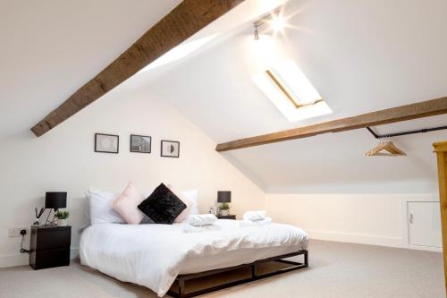 een slaapkamer met een groot wit bed op een zolder bij BIG Monthly DIS, Central, Modern, 2bed APT, Sleeps up to 5 in Swindon