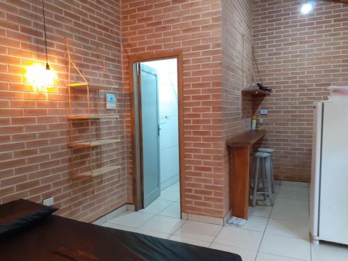 um quarto de tijolos com uma porta e uma parede de tijolos em Condominio Costa do Sol Praia - 600mt da praia em Bertioga