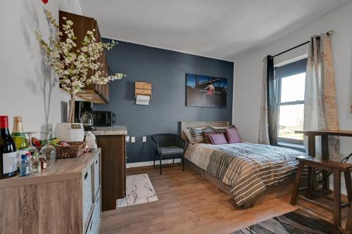 ein Schlafzimmer mit einem Bett und einer blauen Wand in der Unterkunft Beacon Hotel in Beacon