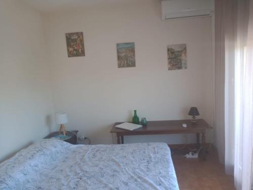 une chambre avec un lit, une table et un bureau dans l'établissement Mer et Soleil, à Saint-Raphaël