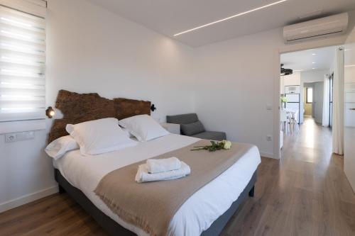 Artana的住宿－Casa Rural Espadan Suites，一间卧室配有一张大床和两条毛巾