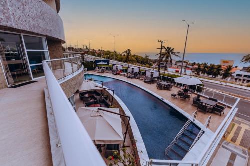 vista para uma piscina num edifício em Golden Tulip Natal Ponta Negra em Natal