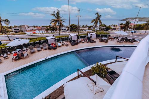 una vista aérea de una piscina en un hotel en Golden Tulip Natal Ponta Negra, en Natal