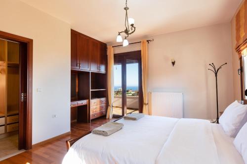 Ένα ή περισσότερα κρεβάτια σε δωμάτιο στο Villa Natura - With Private Heated Pool