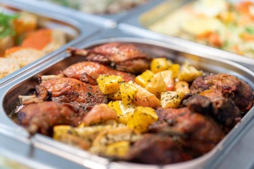 a plastic container of food with meat and vegetables at Wczasowa 8 Apartments in Sarbinowo