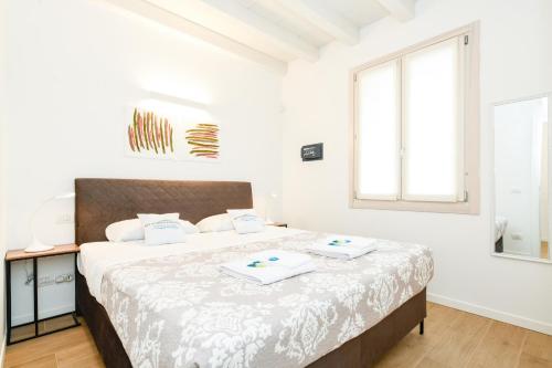 um quarto com uma cama com duas toalhas em Caesar Sirmione Luxury Apartment D8 em Sirmione