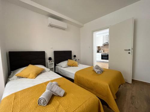 Ένα ή περισσότερα κρεβάτια σε δωμάτιο στο Apartments Nino