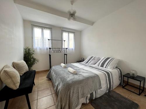 1 dormitorio con 1 cama y 1 silla en Vaugirard - 4 pers Terrasse, en Montereau-Fault-Yonne