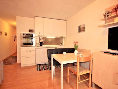 Dapur atau dapur kecil di Apartment Haus Achenstrasse-2 by Interhome