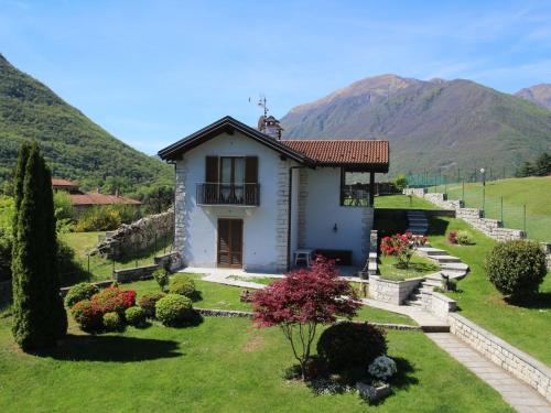 メルゴッツォにあるHoliday Home Iride by Interhomeの山を背景にした小さな白い家