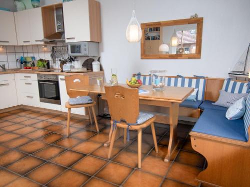 ノルトダイヒにあるApartment Achtern Diek 24 by Interhomeのキッチン(テーブル、椅子、ソファ付)