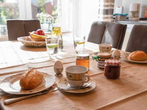 ノルトダイヒにあるApartment Nordwind by Interhomeの木製テーブル(食べ物、飲み物付)