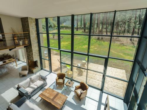 una vista aérea de una sala de estar con grandes ventanas en Holiday Home du bois du Kador by Interhome, en Morgat