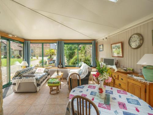 un salon avec un canapé et une table dans l'établissement Holiday Home Le Pigeonnier by Interhome, à Roscanvel