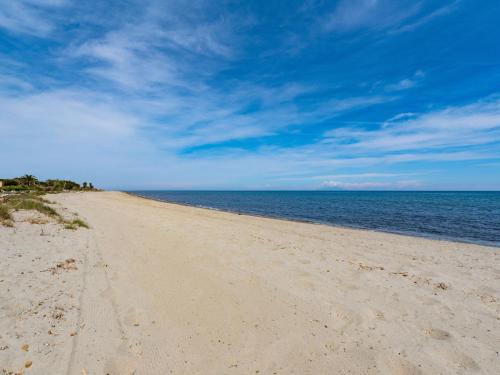 une plage de sable avec l'océan en arrière-plan dans l'établissement Holiday Home Félicité by Interhome, à Folelli