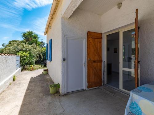 - une porte menant à une maison dotée d'une terrasse dans l'établissement Holiday Home Félicité by Interhome, à Folelli